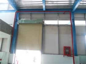 Đường ống chữa cháy đi ngang qua cửa nhà xưởng