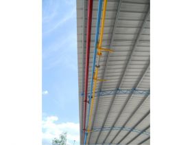 Đường ống chữa cháy đi cao trên mái nhà xưởng